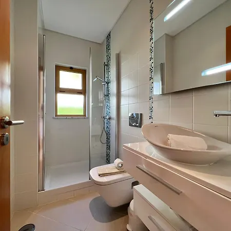 Filipa Iii - Beachfront With Jacuzzi